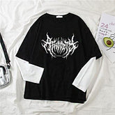 Camiseta negra grunge falsa de dos piezas con mangas tie-dye